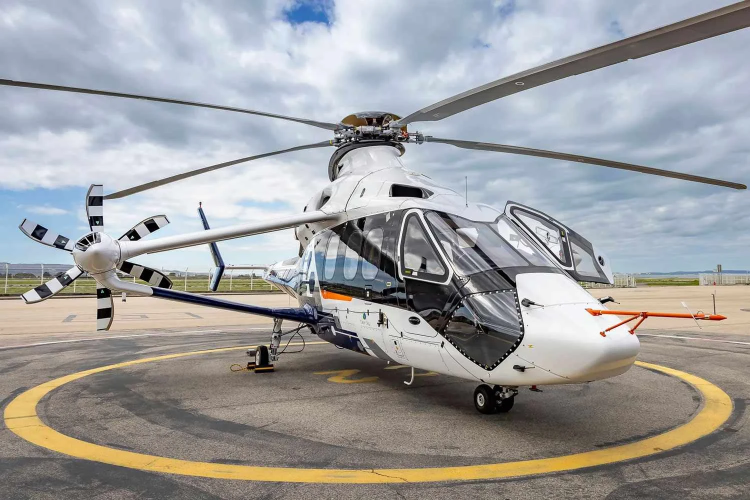 Aeronave possui asas em V e motores para voos de cruzeiro além de fuselagem mais esguia