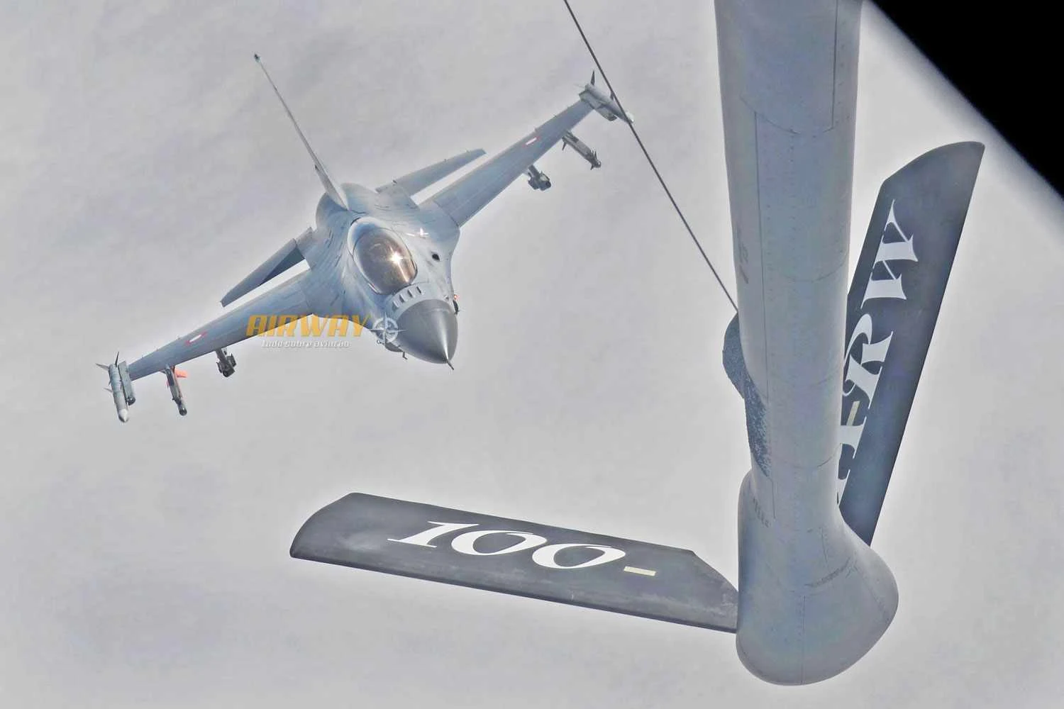 Caça F-16 da Dinamarca prestes a ser reabastecido por um KC-135