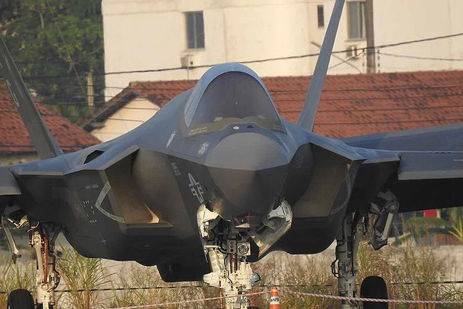 Caça F-35C da Marinha dos EUA que pousou na Base Naval de São Pedro da Aldeia