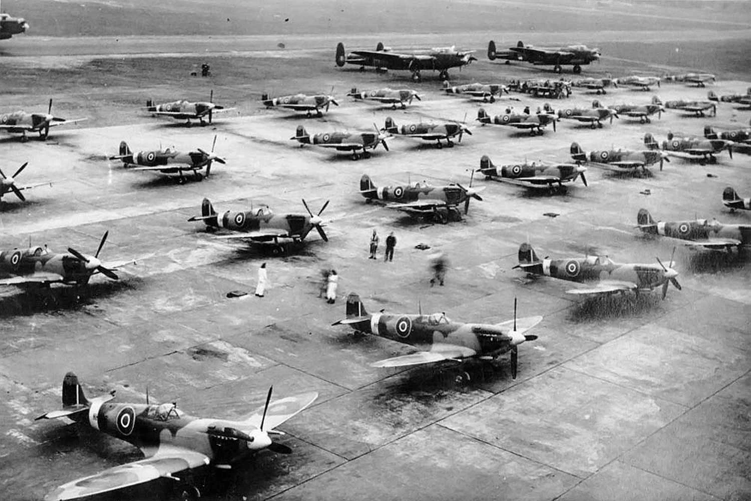 Caças Spitfires em Castle Bromwich em 1944 (Birmingham Museums Trust)