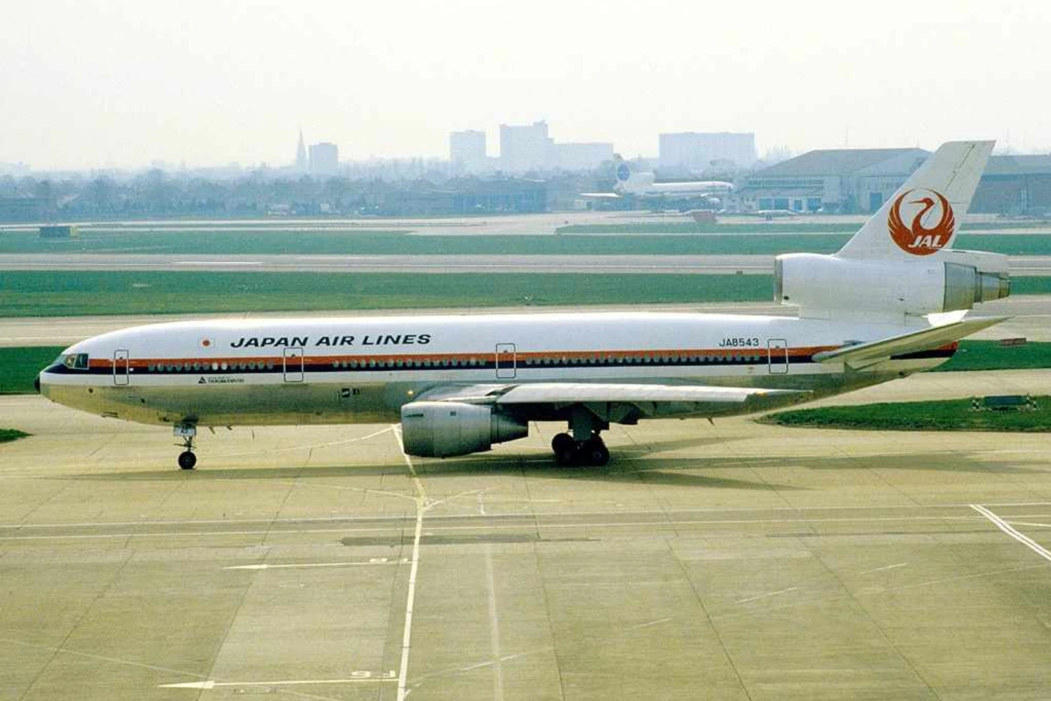 DC-10-40 da Japan Airlines em Londres Heathrow. A diferença da versão -40 para o -30 era a saída do motor nº. 2.