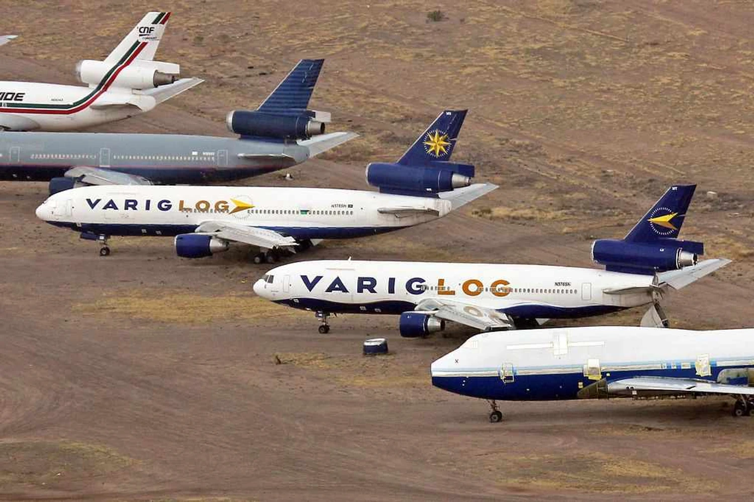 No deserto de Marana já com prefixos americanos, o PP-VMU é visto com a pintura VARIG Log na época que era subsidiária da VARIG. O PP-VMT tem as ondas e a substituição das rosa-dos-ventos pela seta
