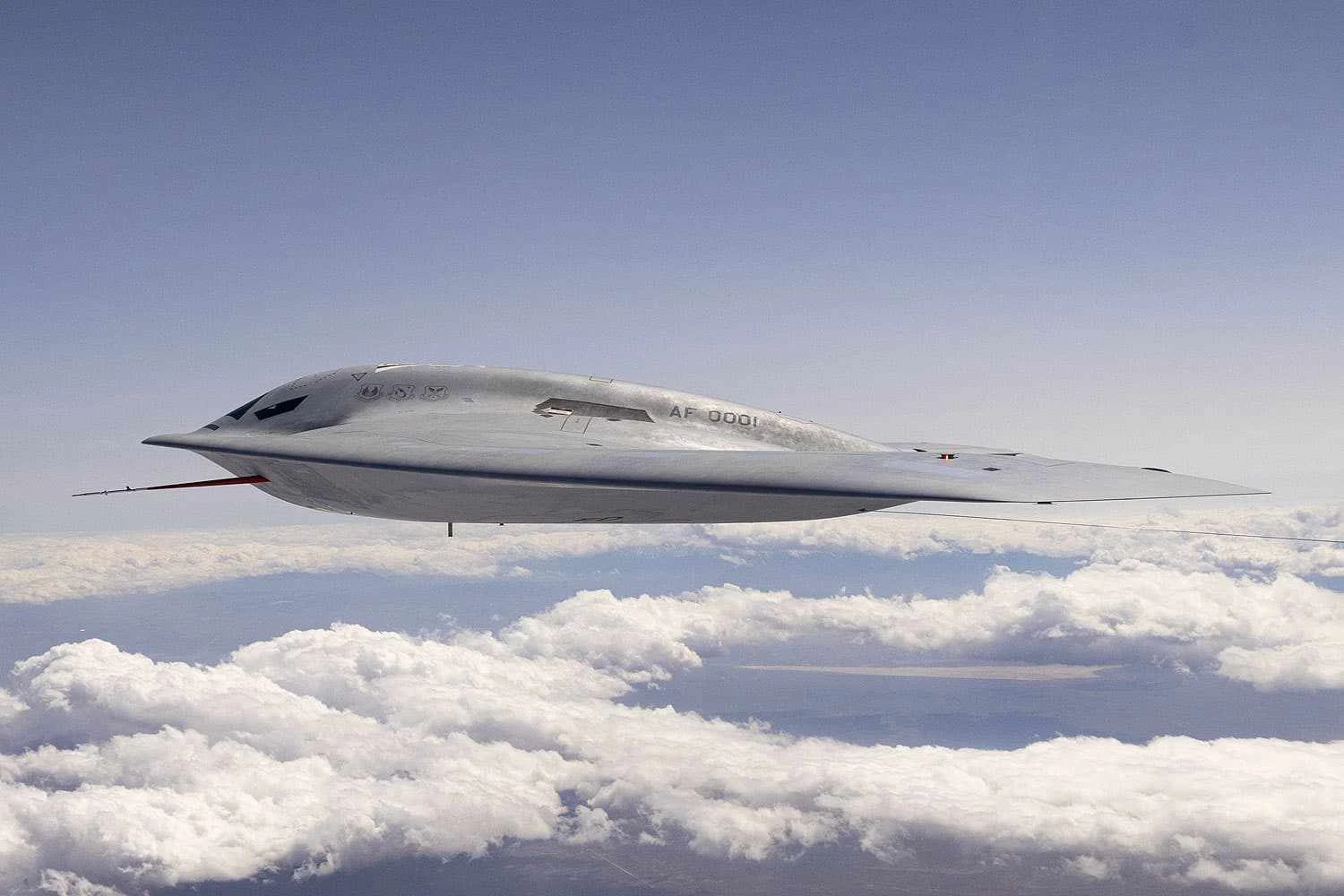 Bombardeiro B-21 simulou reabastecimento aéreo com jato KC-135