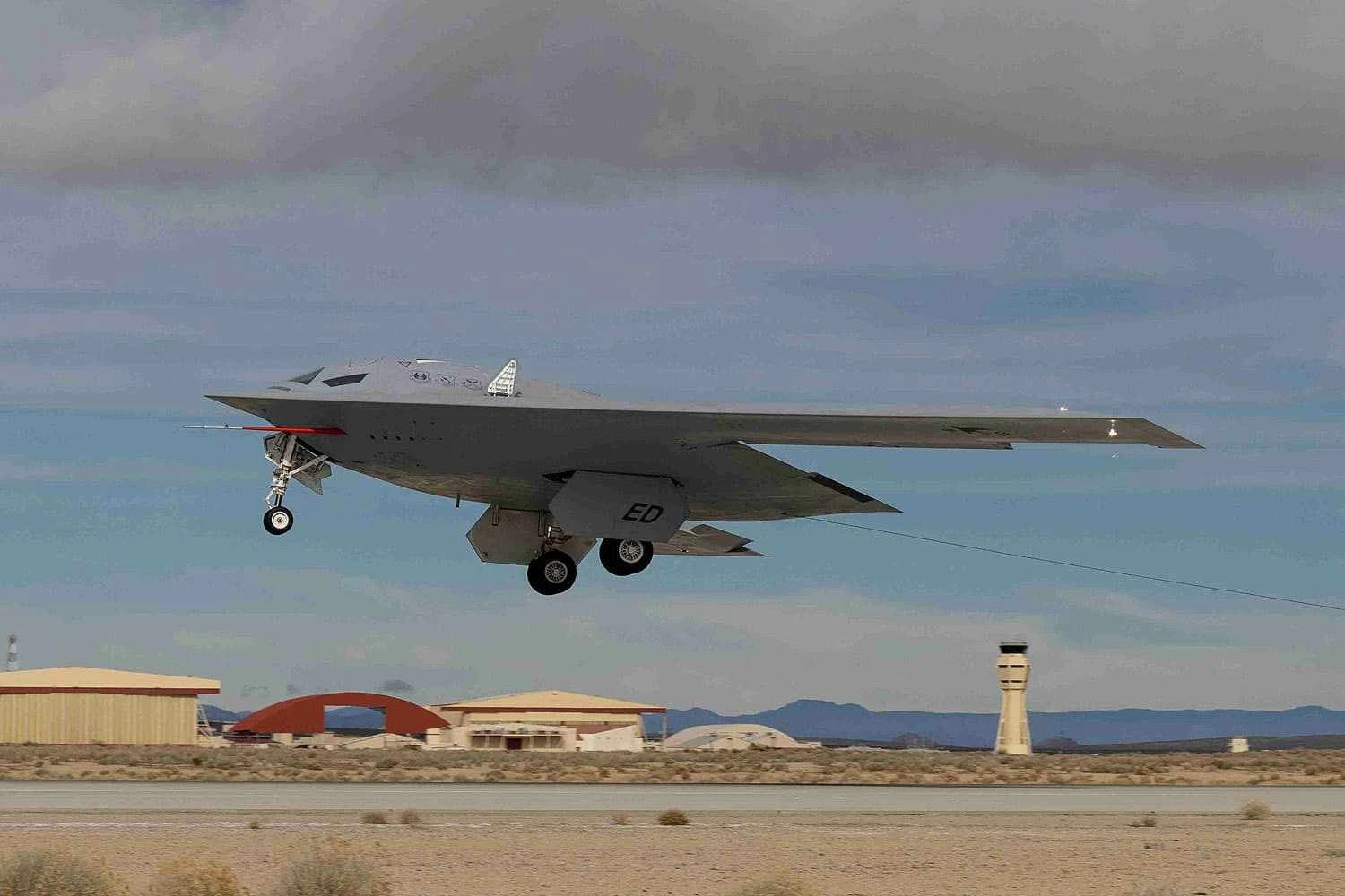 O bombardeiro B-21 Raider decola de Edwards (USAF)