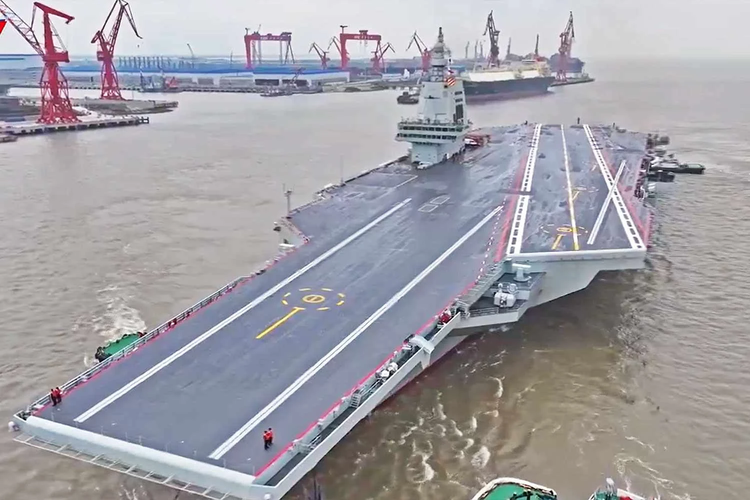 Gigante porta-aviões chinês Fujian inicia testes no mar