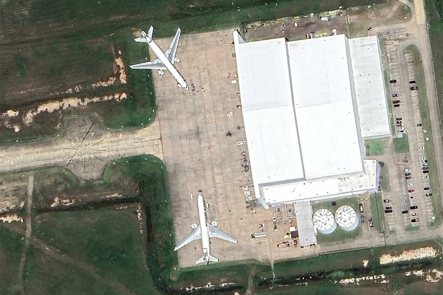 O hangar da Western Global no Aeroporto Shreveport com dois MD-11 em seu p&aacute;tio