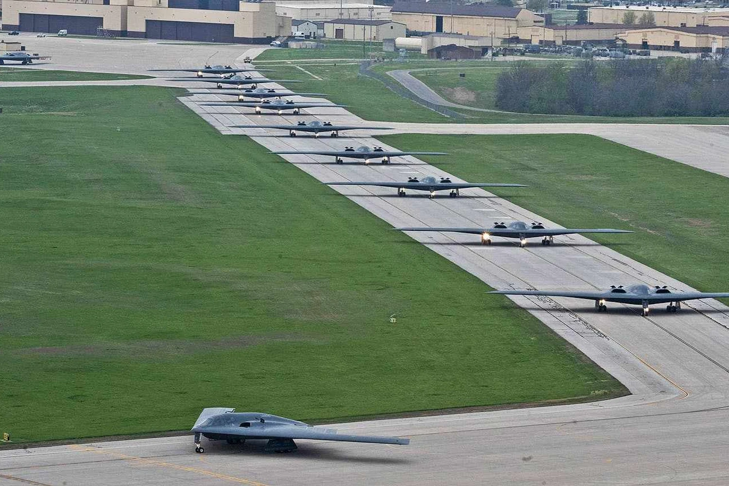 Onze bombardeiros B-2 Spirit realizaram um voo conjunto em abril