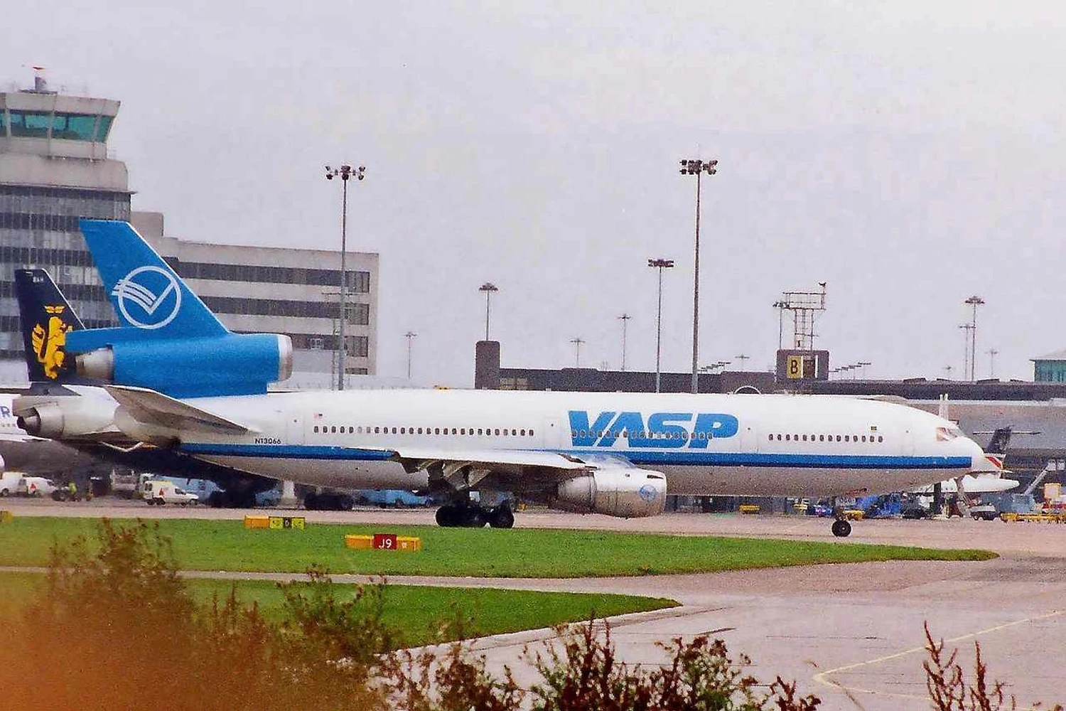 Parece, mas não é. O N13066 era uma aeronave da Continental Airlines com o lado direito pintado de VASP. Reparem na diferença em relação à foto anterior