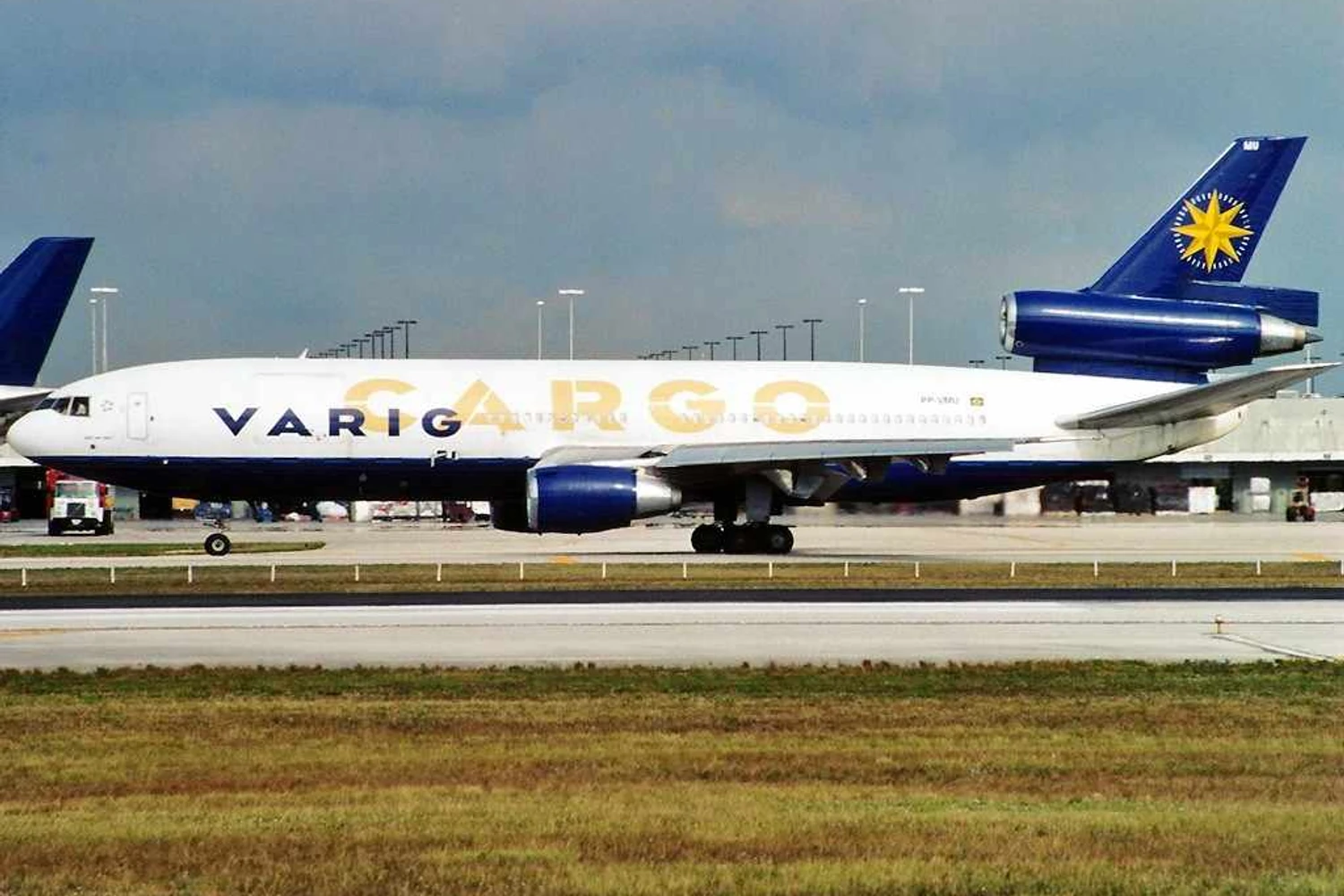 Pintura da VARIG Cargo com o padrão Landor