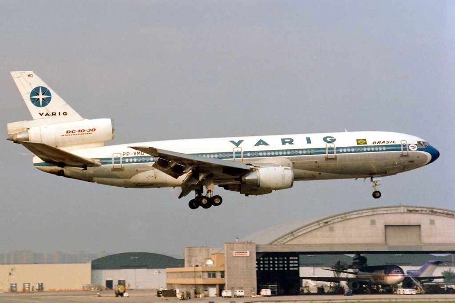 PP-VMD é visto pousando no Aeroporto de Nova York - JFK, em 1993. A cidade americana foi a primeira a receber os voos do DC-10-30 da VARIG. Foto: Jetpix via Wikimedia Commons.
