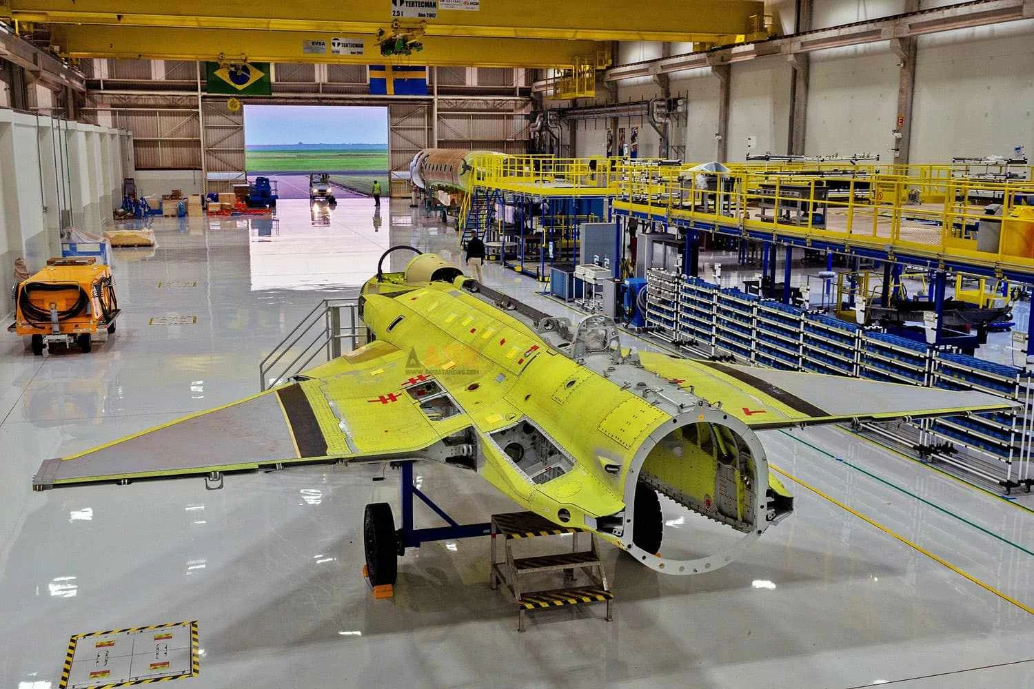 Um dos 15 ca&ccedil;as Gripen que est&atilde;o sendo montados no Brasil (Saab)