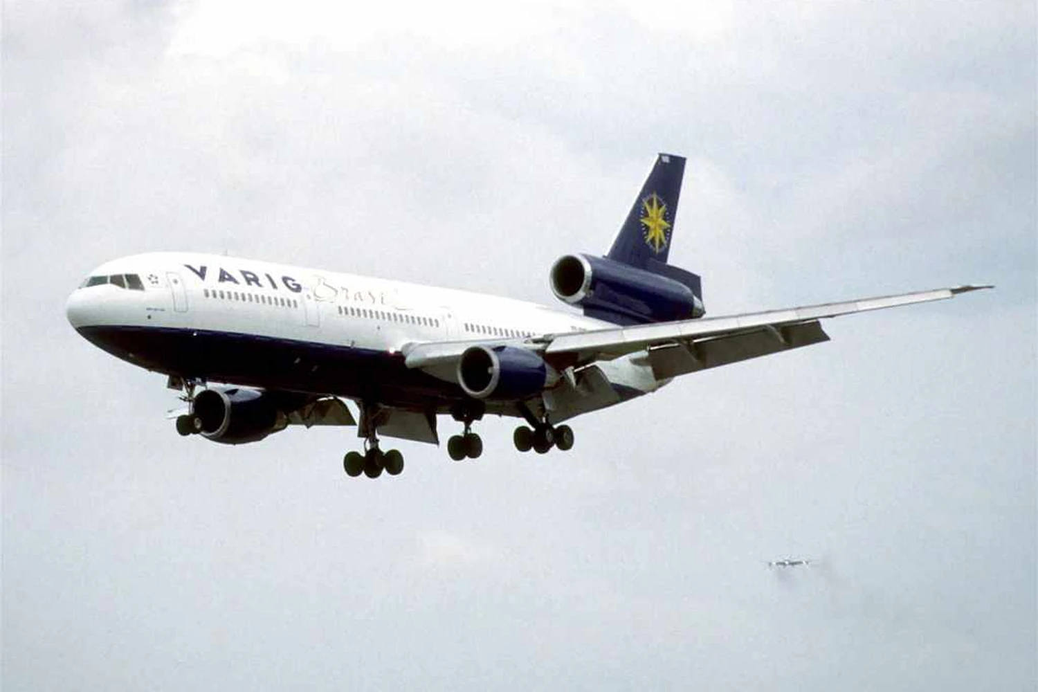 Victor Mike Bravo é visto chegando no Aeroporto de Miami, em 24/01/1998. Mesmo nos últimos anos, o DC-10 era presente nos voos internacionais.