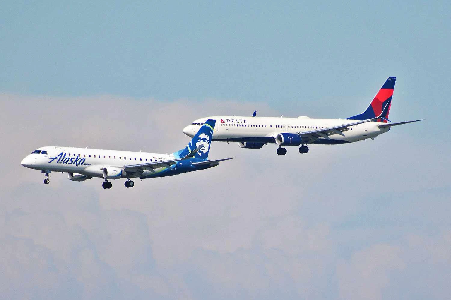 Jato Embraer E175 e ao fundo um 737-900