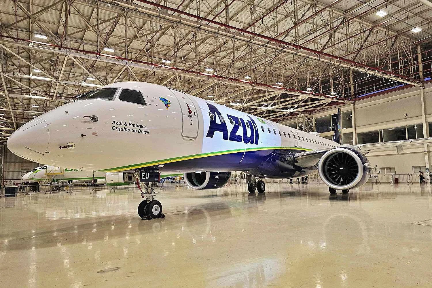 Azul recebe primeiro de 13 jatos Embraer E195-E2 batizado por Lula