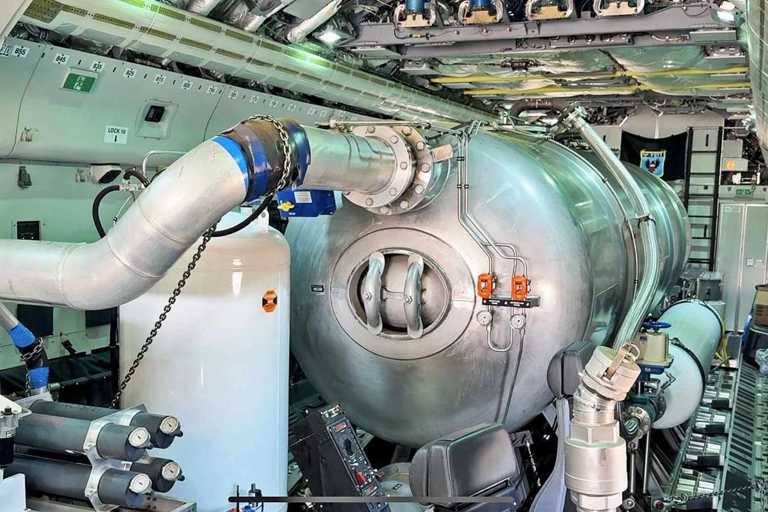 O tanque pressurizado com material retardante