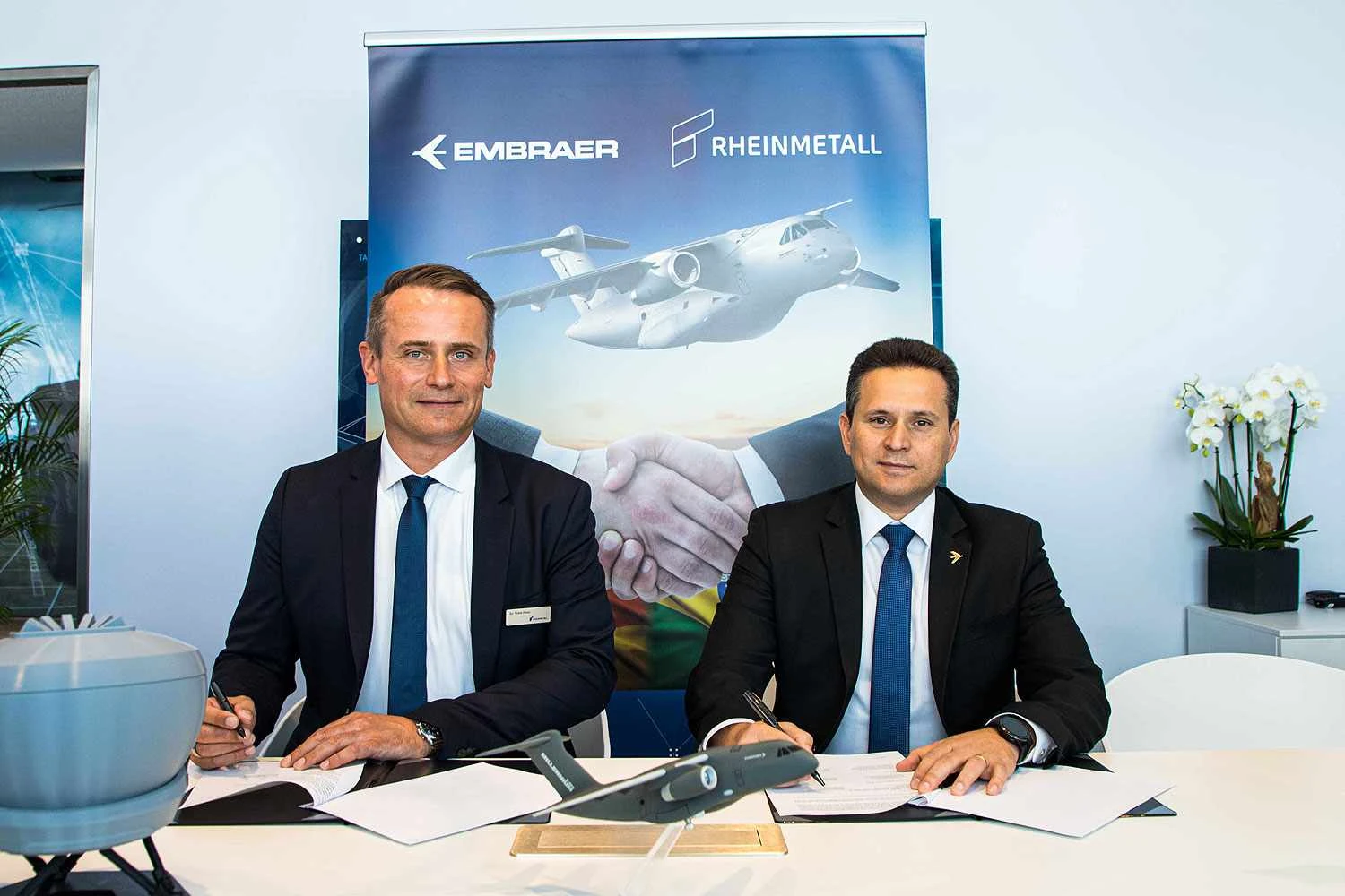 Rheinmetall e Embraer assinam acordo para viabilizar centro de treinamento do C-390 na Europa