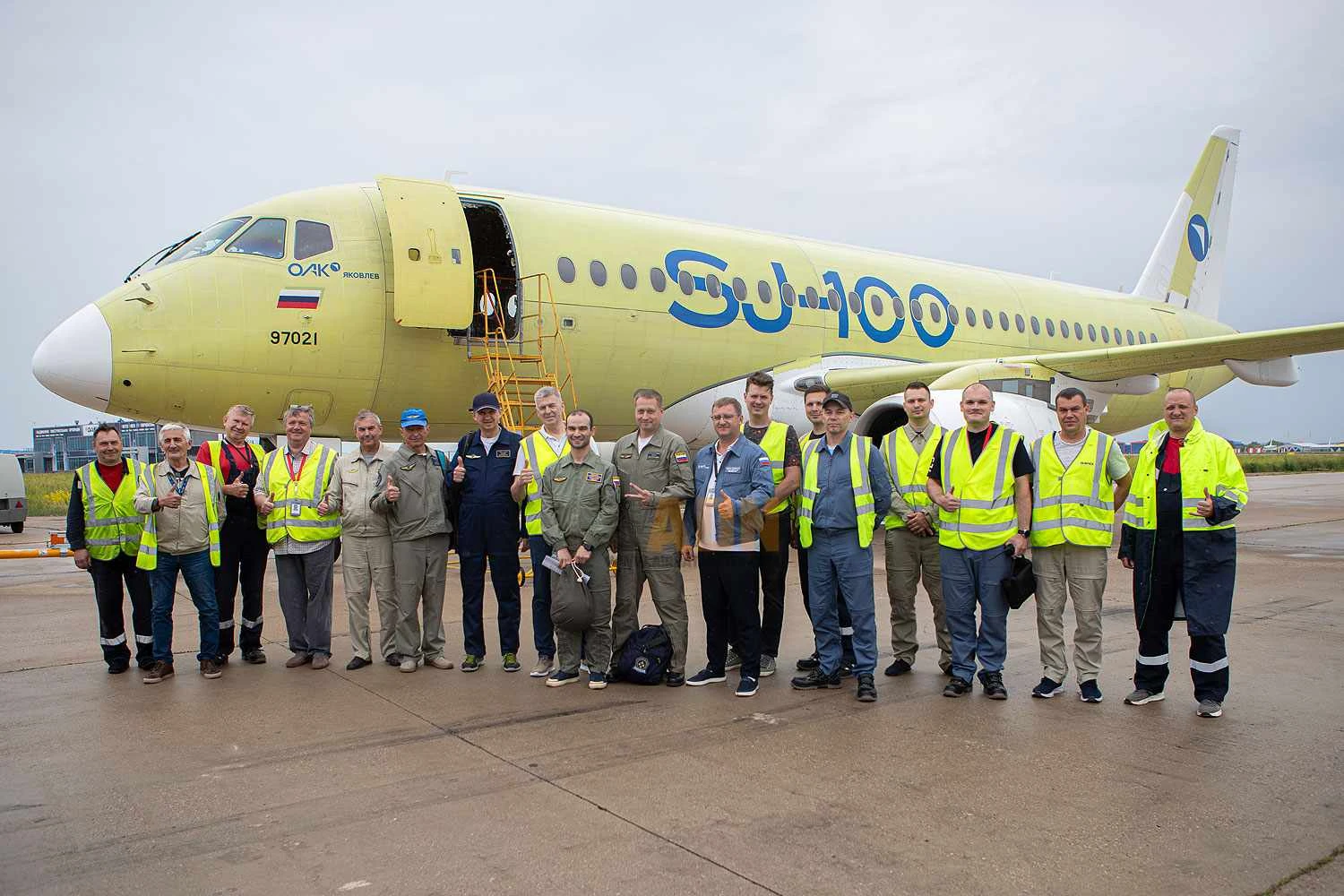 Jato regional "russificado" SJ-100 inicia testes de voo de certificação