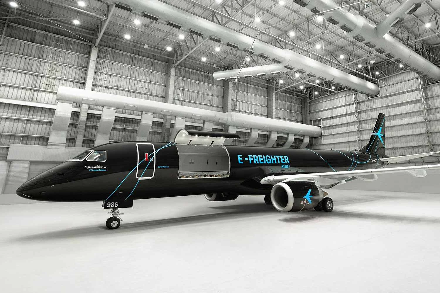 Embraer revela nova pintura do cargueiro E190F