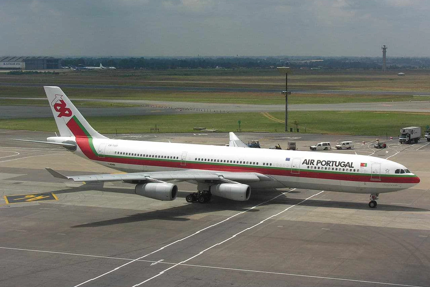 O A340-300 foi o principal equipamento da empresa entre Lisboa, São Paulo e Rio de Janeiro por quase 25 anos. Foto: Simisa via Wikimedia Commons.