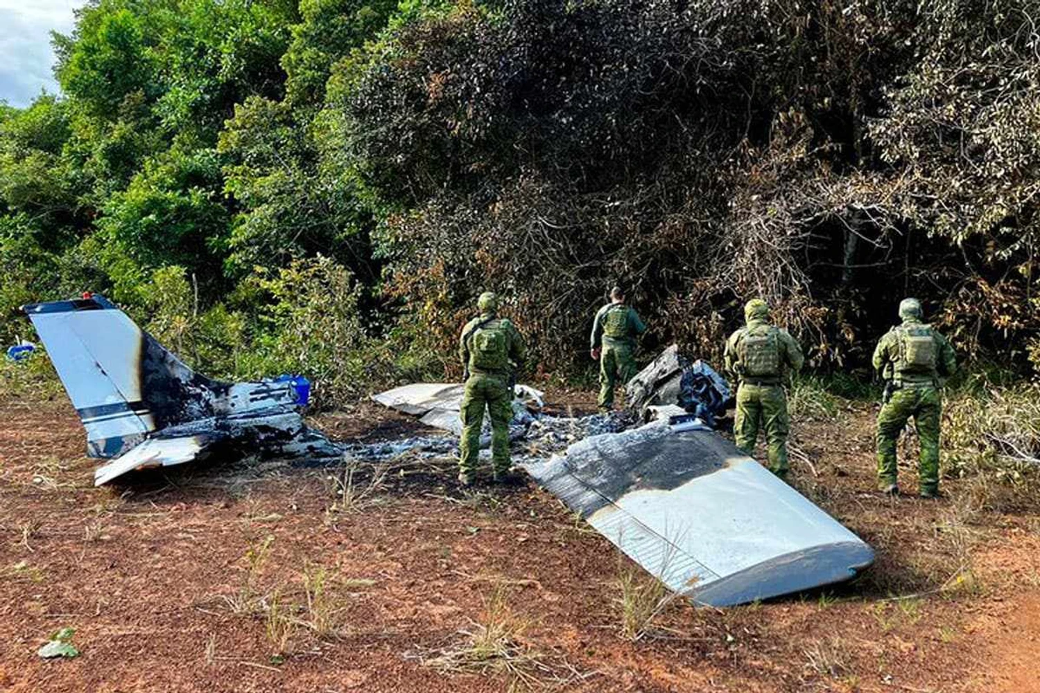 Criminosos atearem fogo no Cessna 172