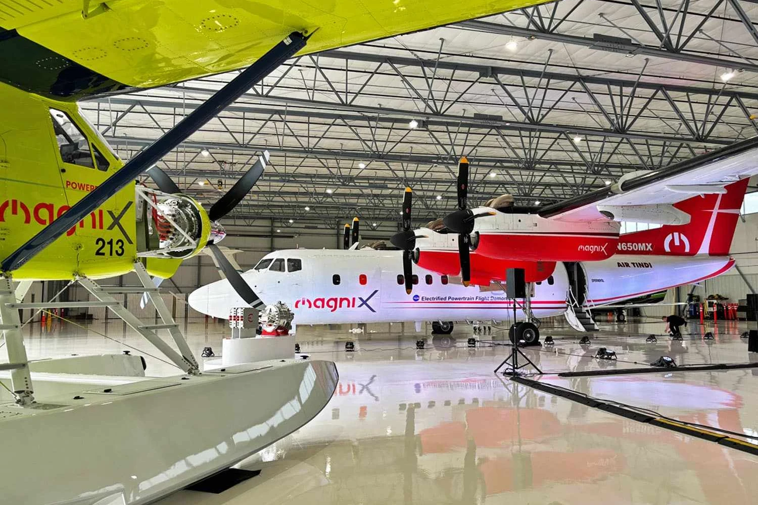 A magniX tem testado seus motores elétricos em aeronaves como o Caravan e o DHC-2 (avião amarelo)