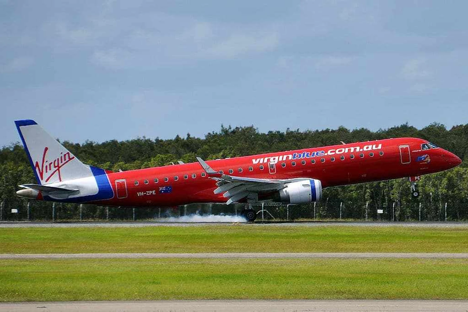 A precursora da Virgin Australia, Virgin Blue, operou com 18 E190 entre 2011 e 2022. Foto: Robert Frola via Wikimedia Commons.