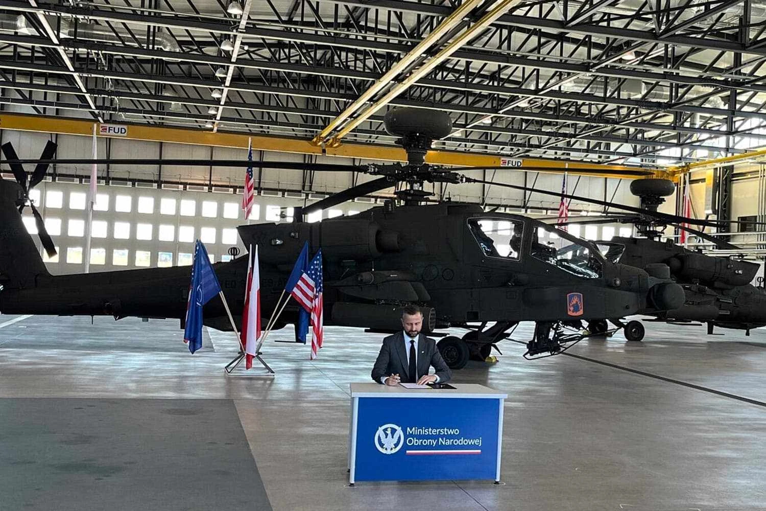 Polônia compra 96 helicópteros de combate AH-64E Apache