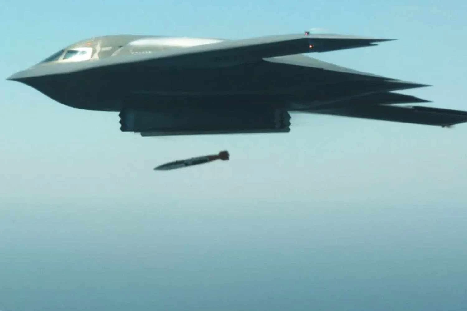 O B-2 lança um míssil