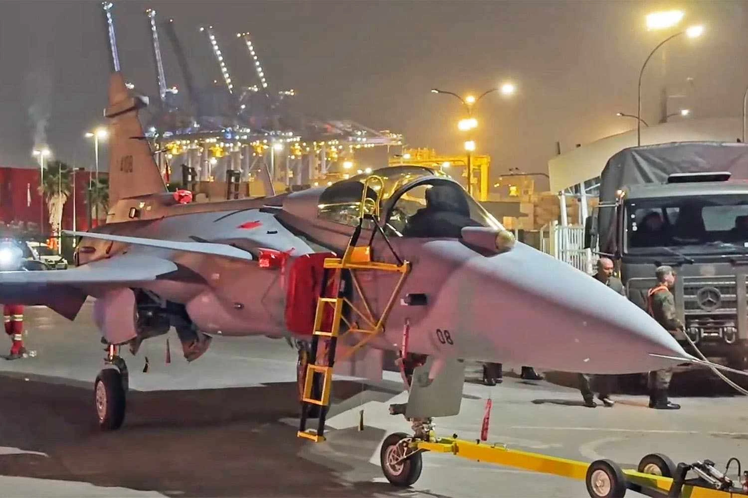 Caça Saab Gripen FAB 4108 chega ao Brasil