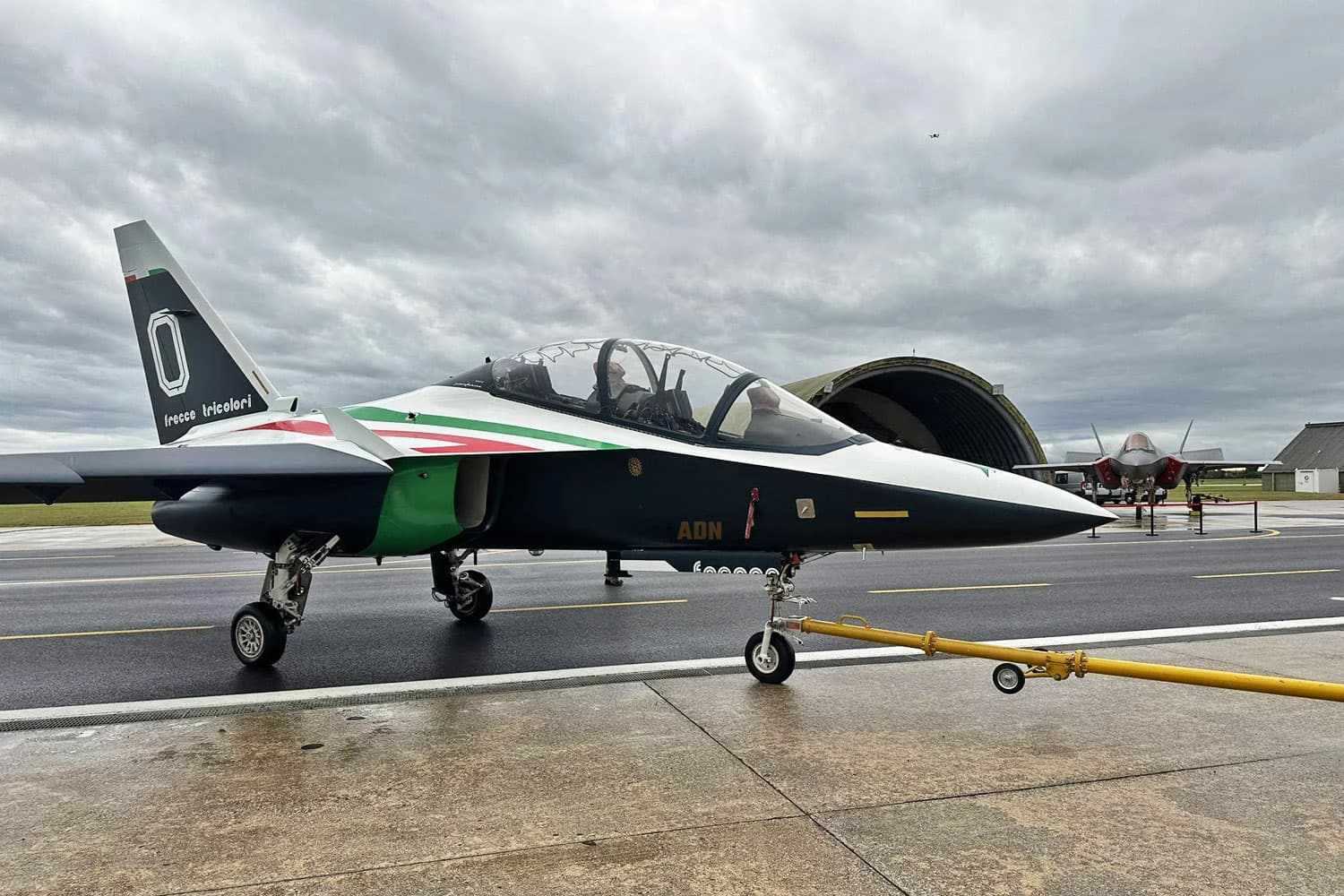 Força Aérea Italiana revela o jato M-346 com as cores da Frecce Tricolori