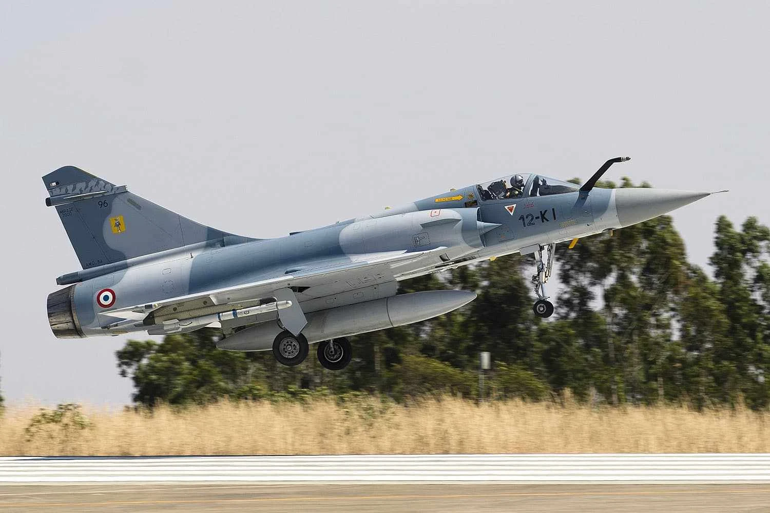 França confirma envio de caças Mirage 2000 atualizados para a Ucrânia no 1º trimestre de 2025