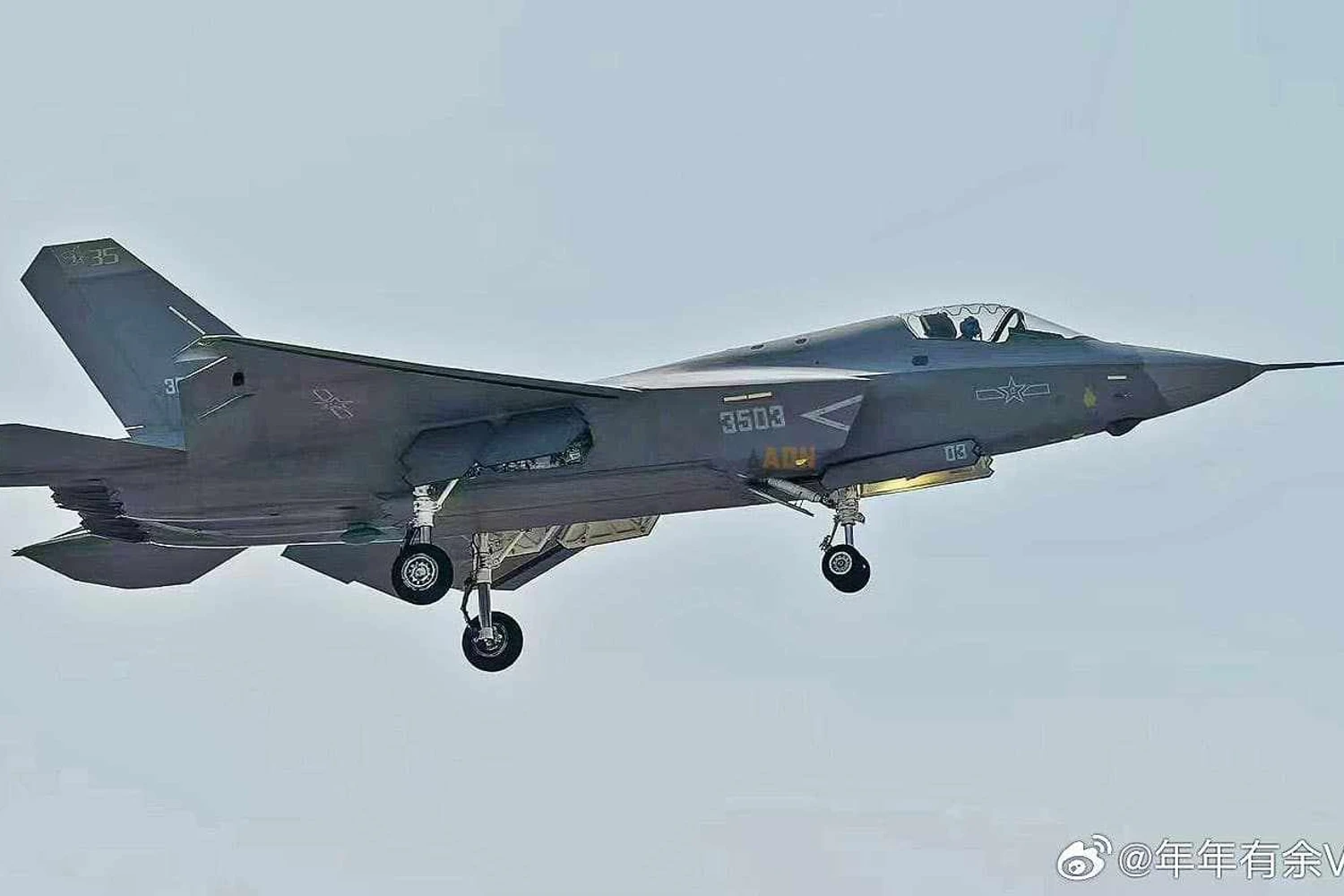 Foto do J-35 parece ter sido tirada há mais tempo