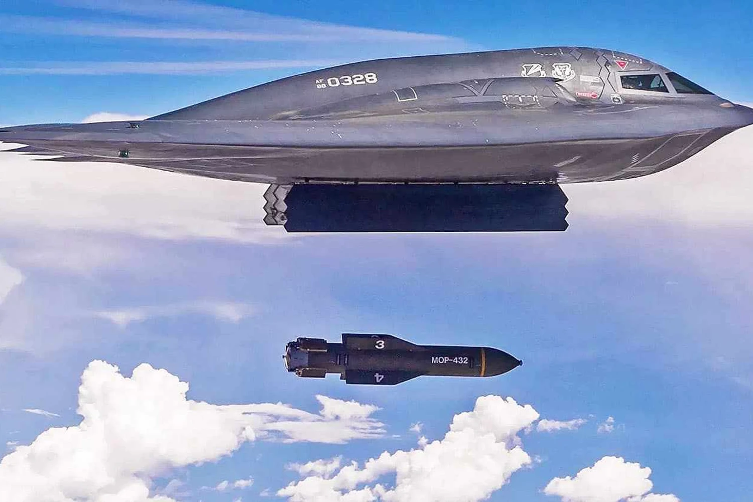 O B-2 lan&ccedil;a uma bomba guiada GBU-57