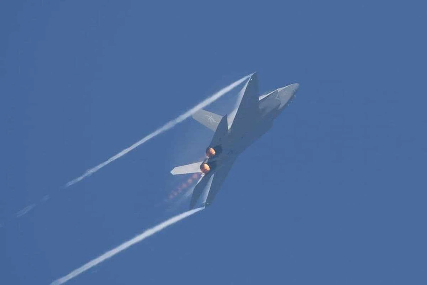 (241112) -- ZHUHAI, Nov. 12, 2024 (Xinhua) -- A China's J-35A stealth fighter jet takes part in a performance during Airshow China in Zhuhai, south China's Guangdong Province, Nov. 12, 2024. The 15th China International Aviation and Aerospace Exhibition, also known as Airshow China, kicked off in Zhuhai on Tuesday.
   Among the highlights, China's J-20 and J-35A stealth fighter jets, as well as Russia's Su-57 fighter jet, staged flying shows one after another. This is the first time that the three types of stealth fighters from China and Russia have been exhibited at the same time in Airshow China. (Xinhua/Liang Xu)