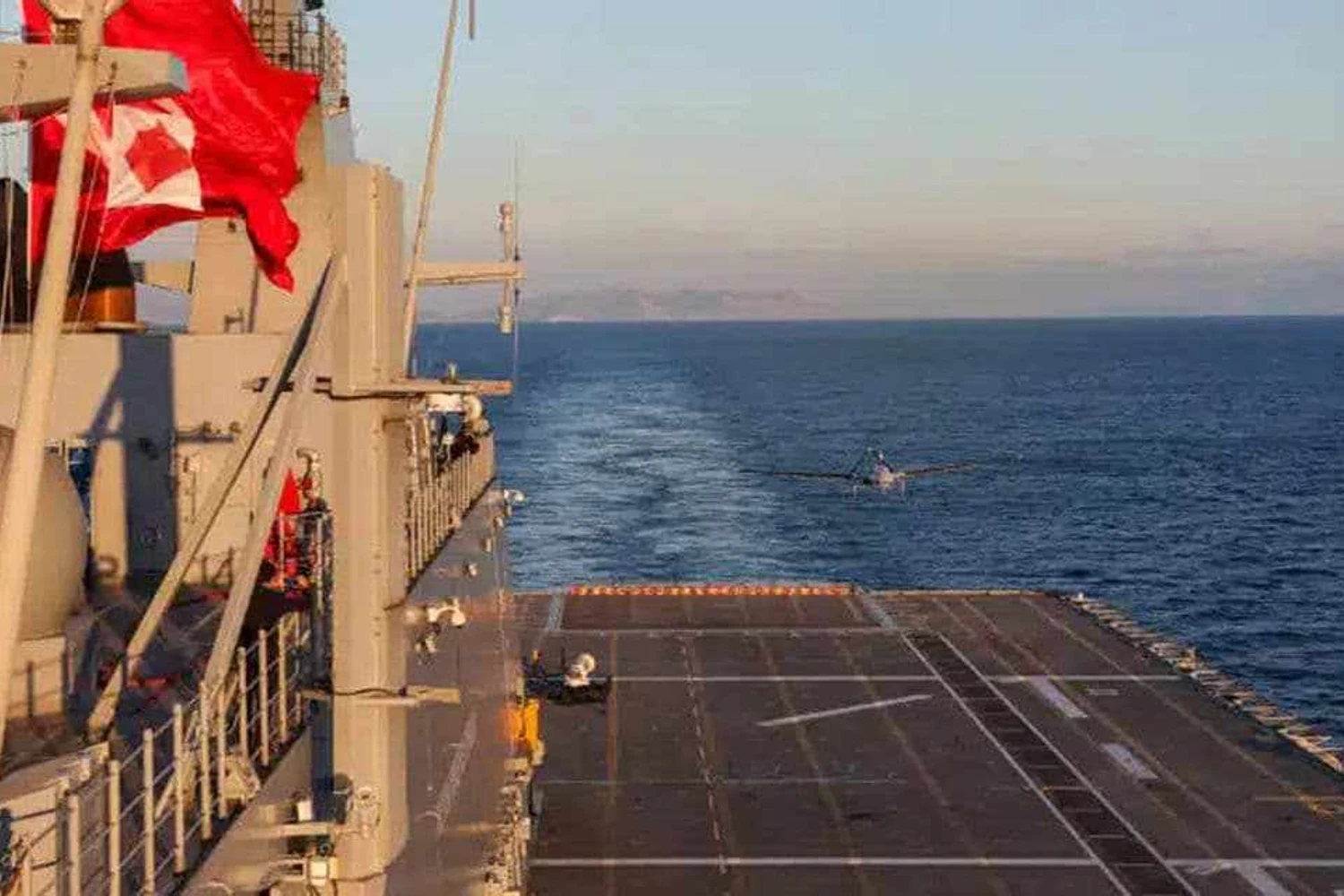 Bayraktar TB3 PT2 na aproximação para pouso no TCG Anadolu (Baykar)