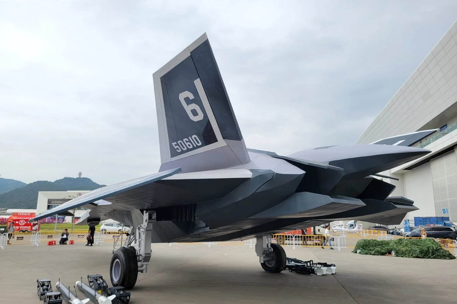 Cauda do AVIC Baidi mostra formas furtivas. Aeronave conseguiria lançar armas a partir do espaço.