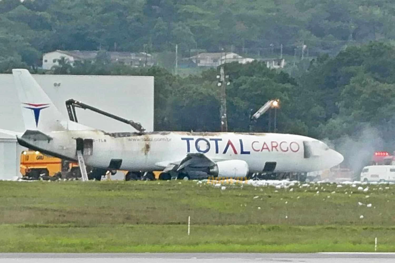Boeing 737 cargueiro da Total pega fogo na pista de Guarulhos