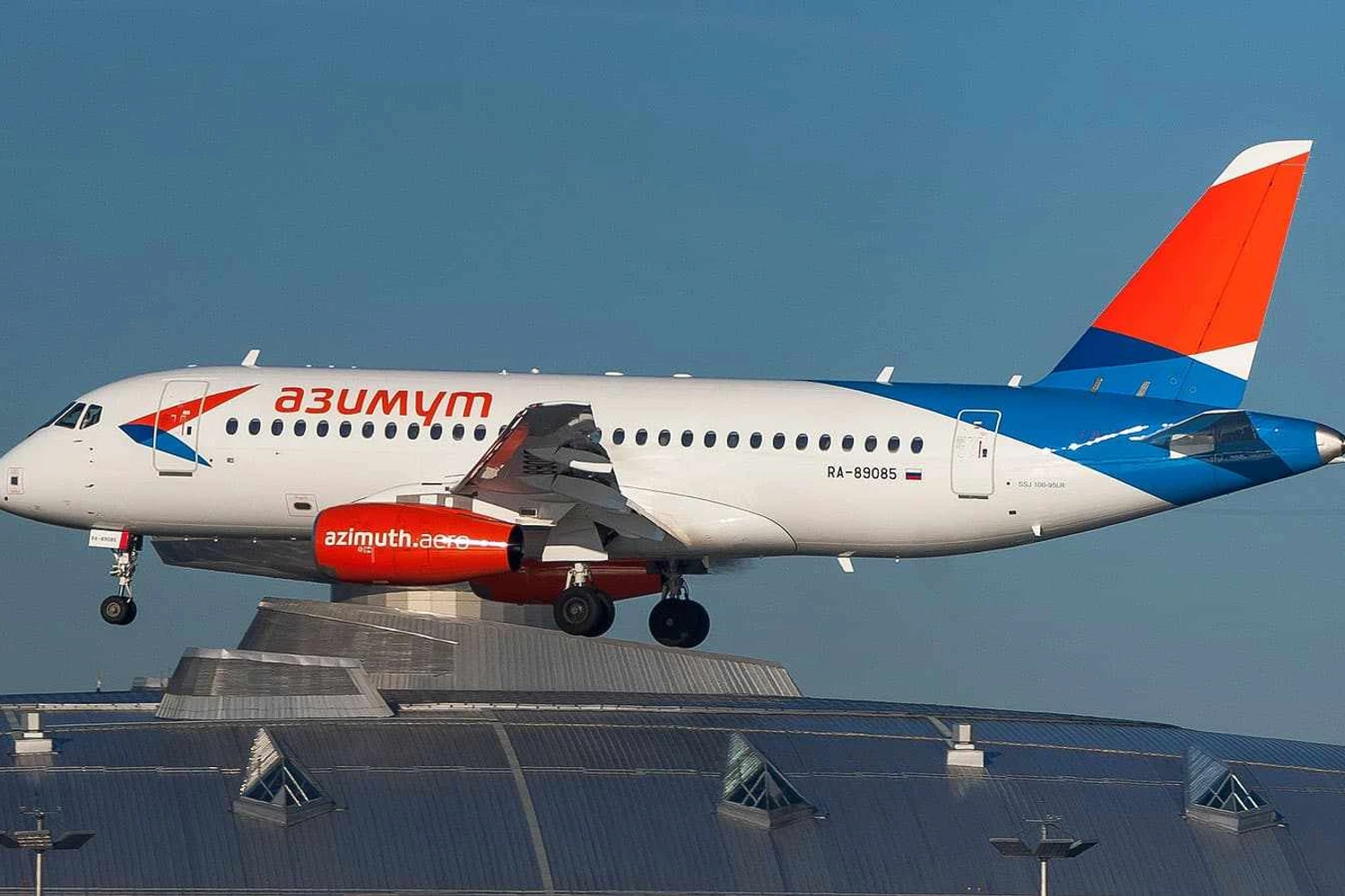 Jato russo SSJ-100 tem incêndio após trem de pouso quebrar no pouso na Turquia