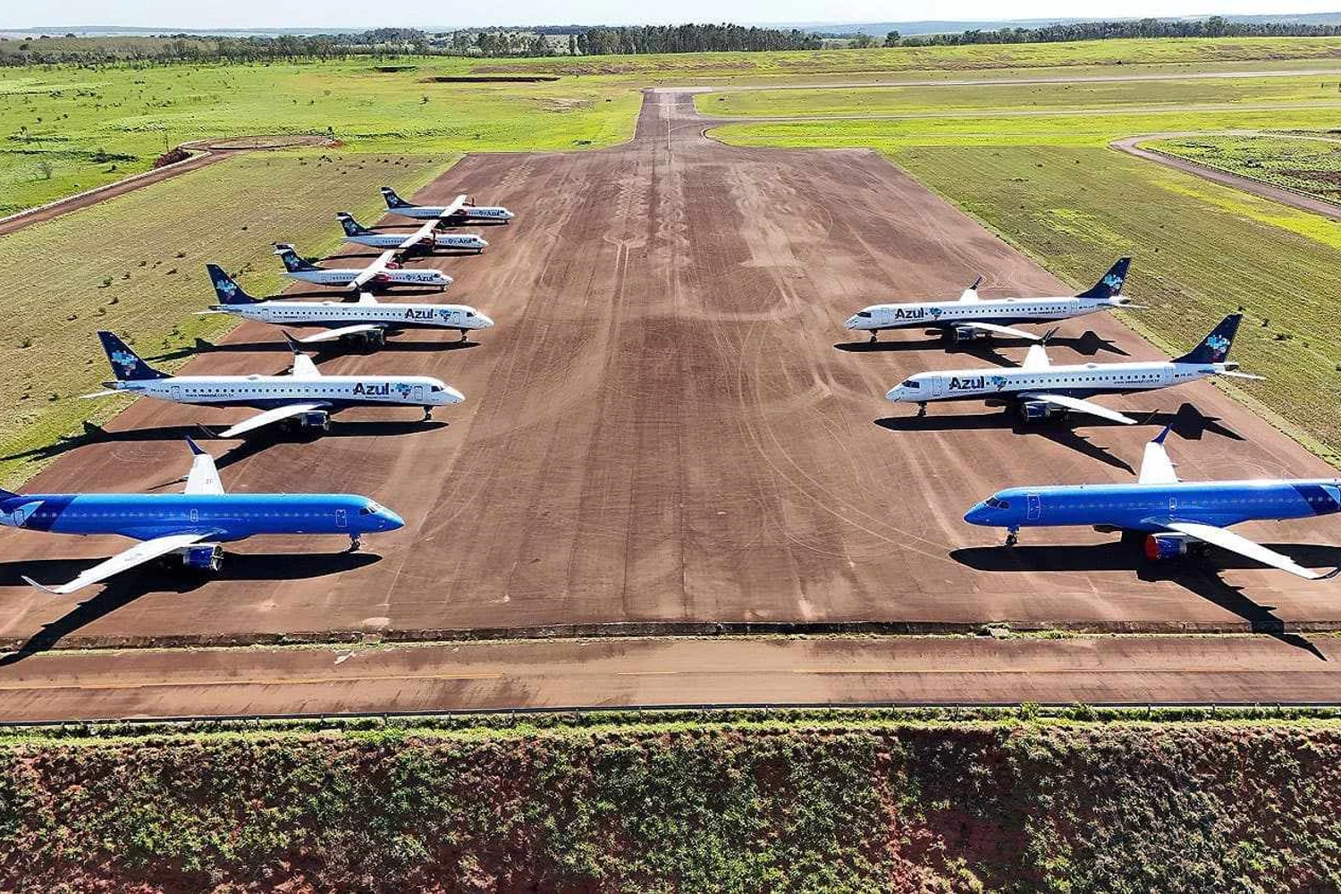 Azul vai devolver 11 aviões que já estão afastados da operação