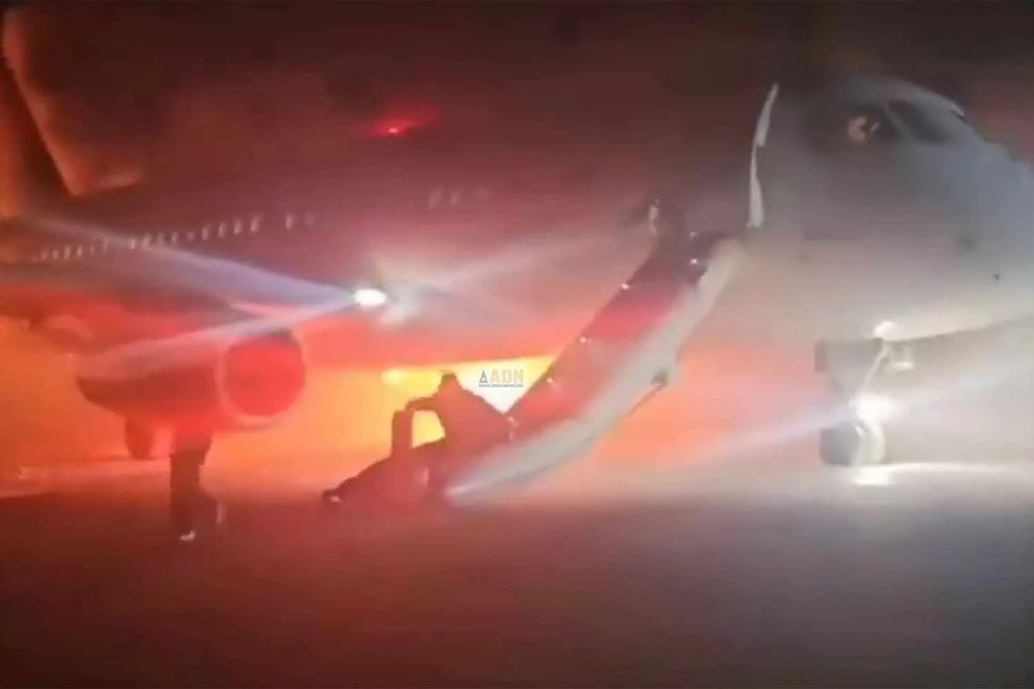 Passageiros desembarcam em meio ao incêndio