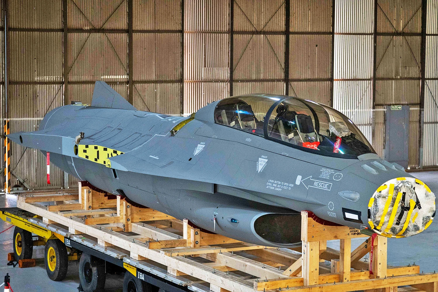 A primeira célula do F-16 chegou à Argentina (FAA)