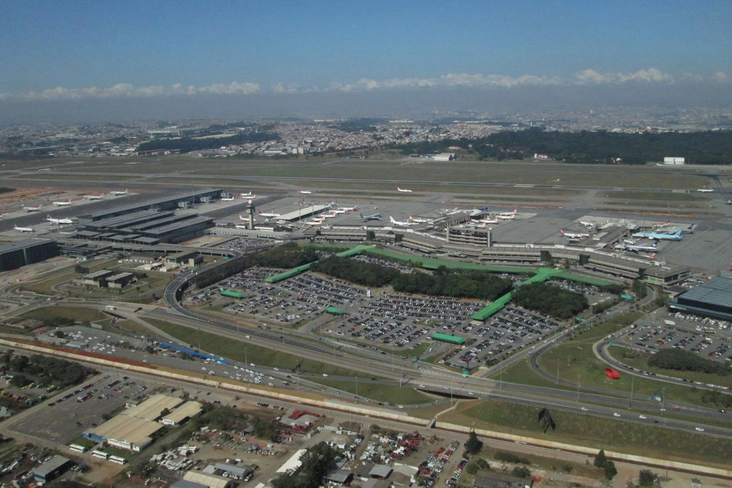 Complexo aeroportuário do Aeroporto de Guarulhos.