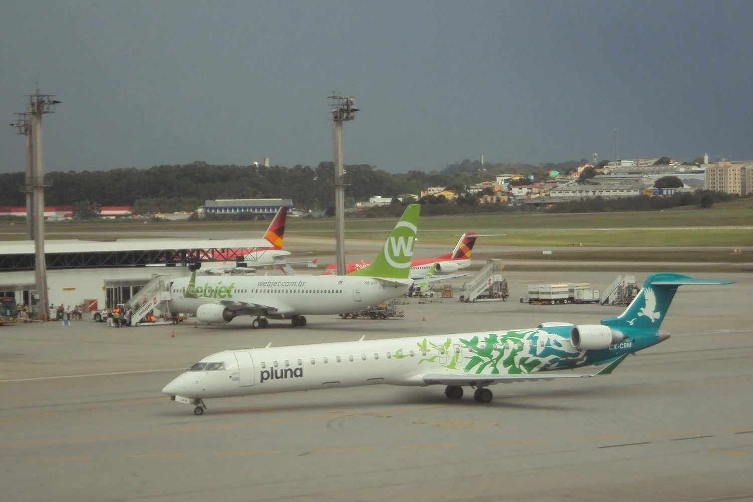 CRJ-900 da PLUNA chega de Montevidéu. Ao fundo, sob a estrutura da remota, encontra-se o Módulo Operacional Provisório.