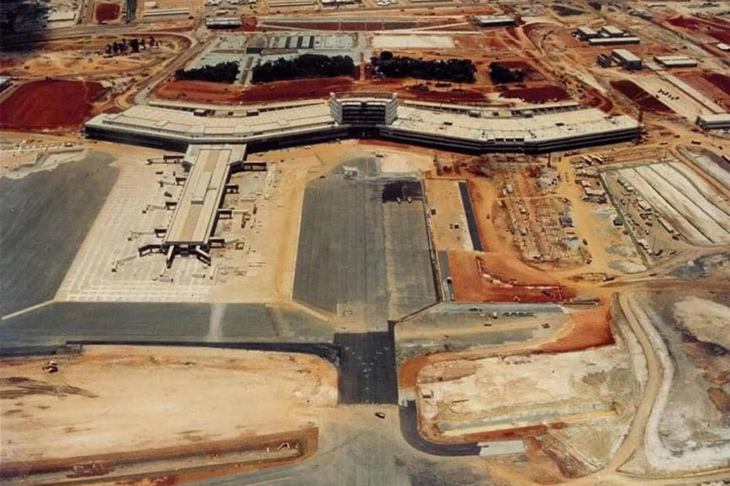 Terminal 1 próximo do término, enquanto que o Terminal 2 encontra-se em construção.