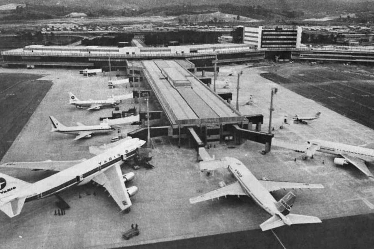 Inauguração do Terminal 1 de Guarulhos. Observa a posição do 747 e a ausência boxes para o estacionamento deles perpendicularmente ao pier.