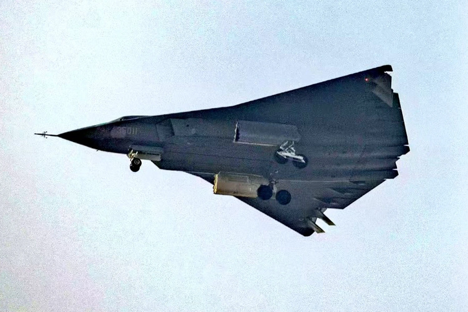O gigante caça-bombardeiro da Chengdu possui um grande compartimento interno de armas (Redes sociais)