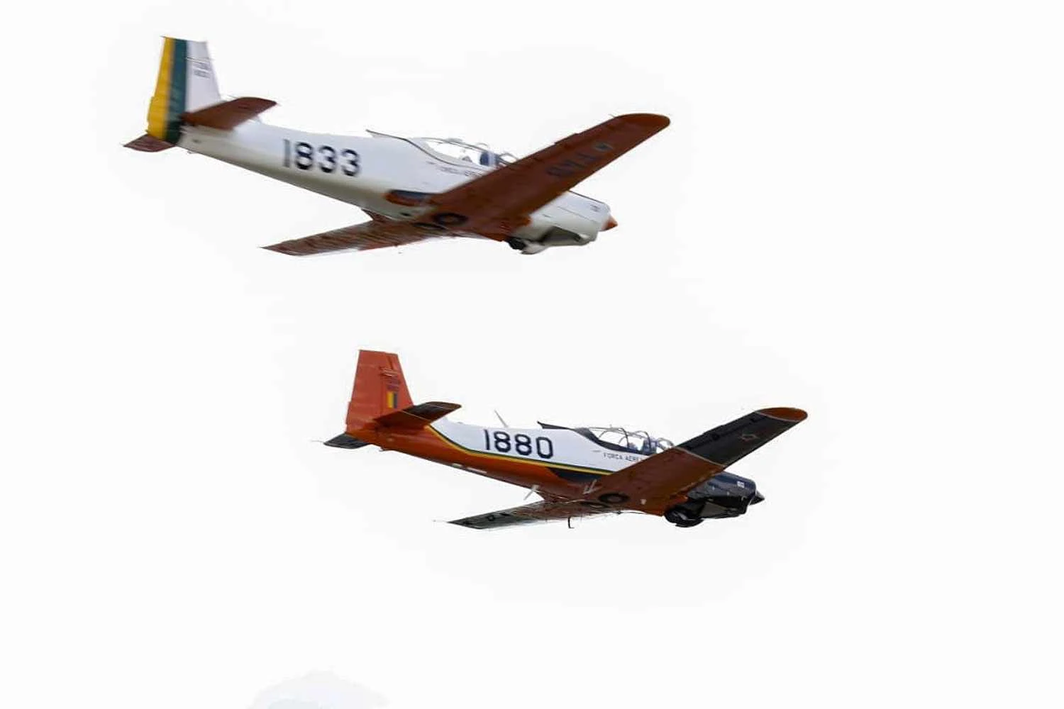 Primeiro avião T-25 modernizado pela FAB conclui voo de teste