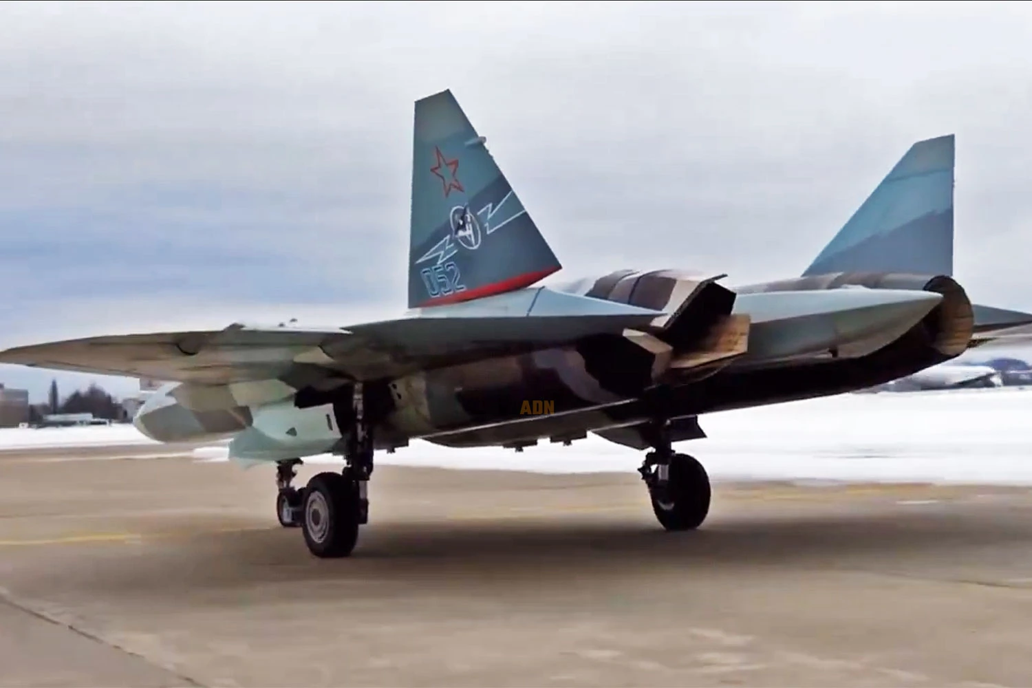 Um prot&oacute;tipo do Su-57 equipado com sa&iacute;da vetor&aacute;vel em um dos motores