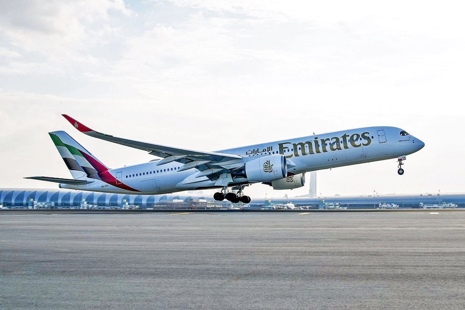 O A350 da Emirates decolando de Dubai