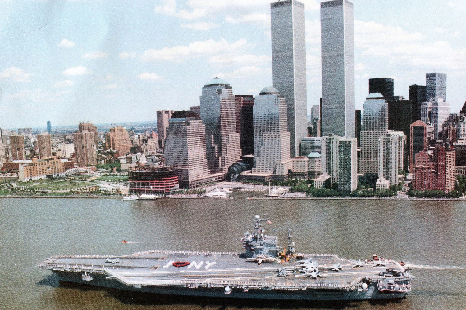 O porta-aviões navegando no Rio Hudson, em Nova York (USN)